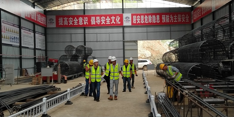 檢查平壩村2#特大橋連續(xù)梁段5#鋼筋加工棚標準化建設(shè)情況，并提出指導(dǎo)意見.jpg